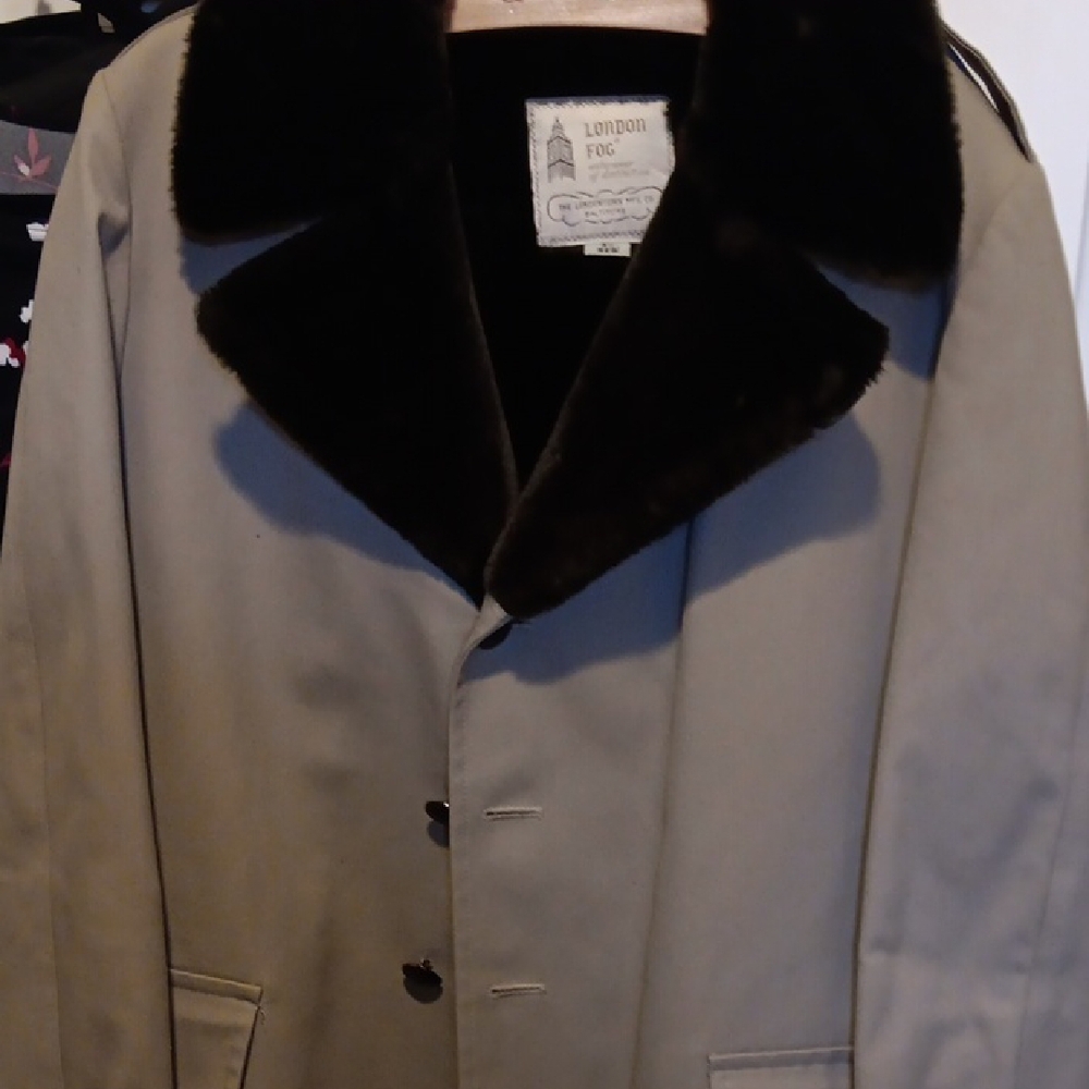 VINTAGE...London Fog Men's Beige Coat with Brown Collar